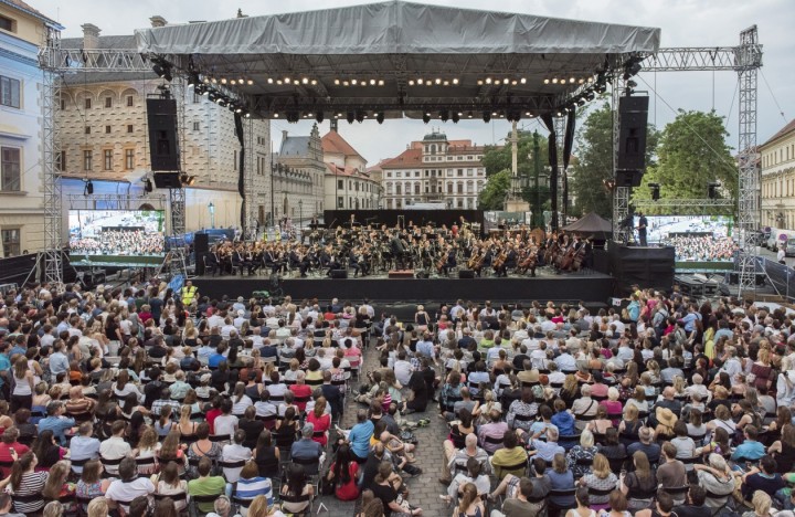 Česká filharmonie zahrála s Jazz at Lincoln Centre Orchestra na Hradčanském náměstí