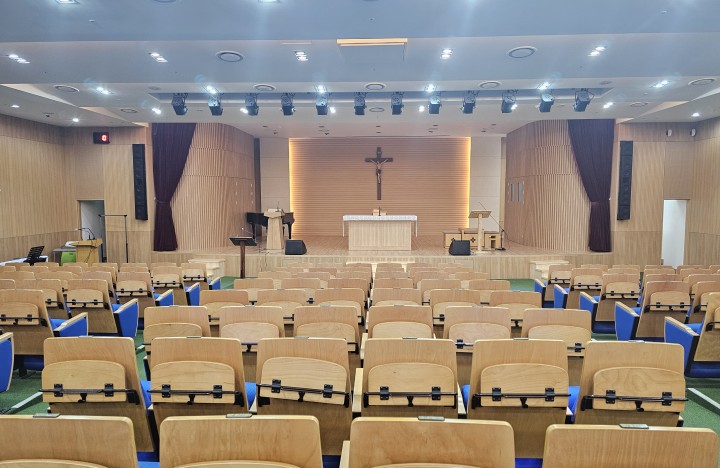 Worshippers celebrate with KV2 at Maris Stella in South Korea