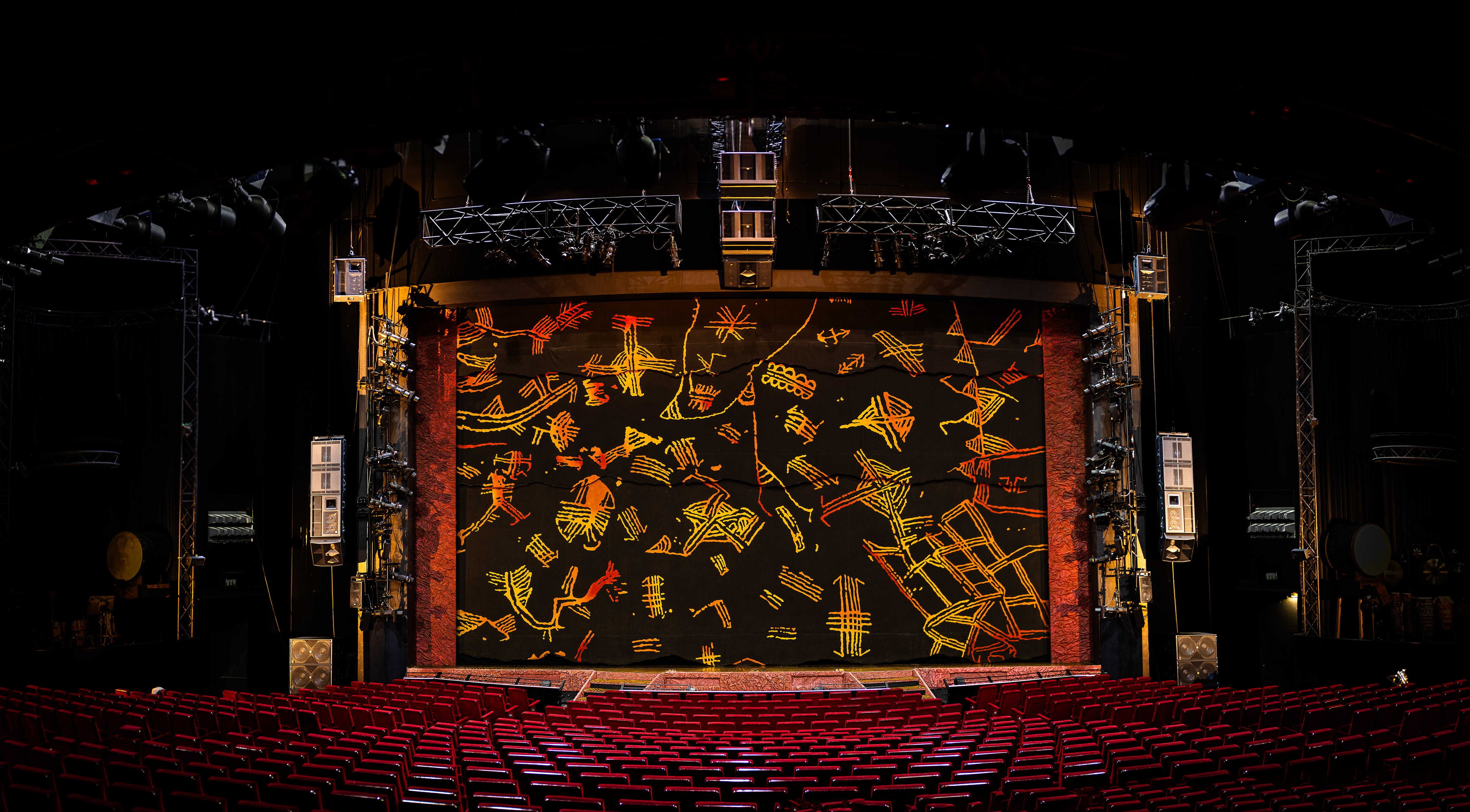Stage Theater im Hafen, Hamburg — the auditorium of Disney’s THE LION KING with the KV2 point source system